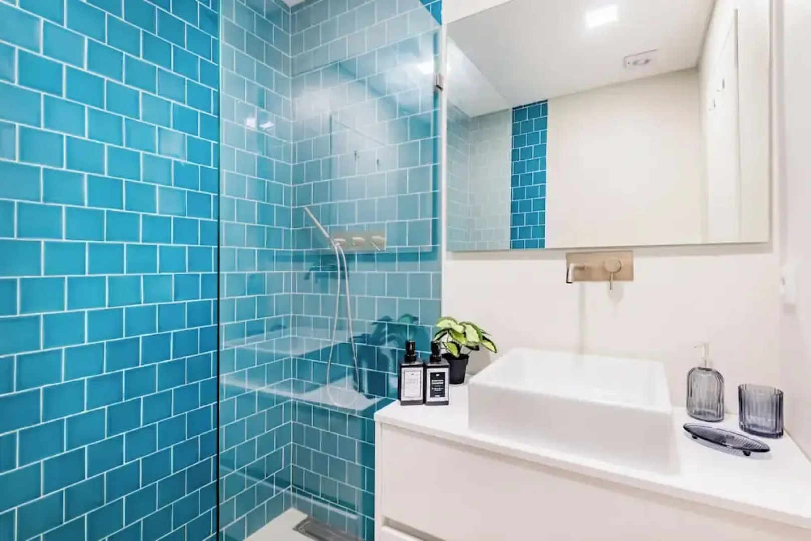 Oeiras Spacious and Coastal Flat