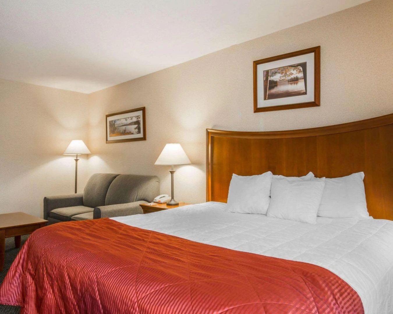 Clarion Inn & Suites at the Outlets of Lake George