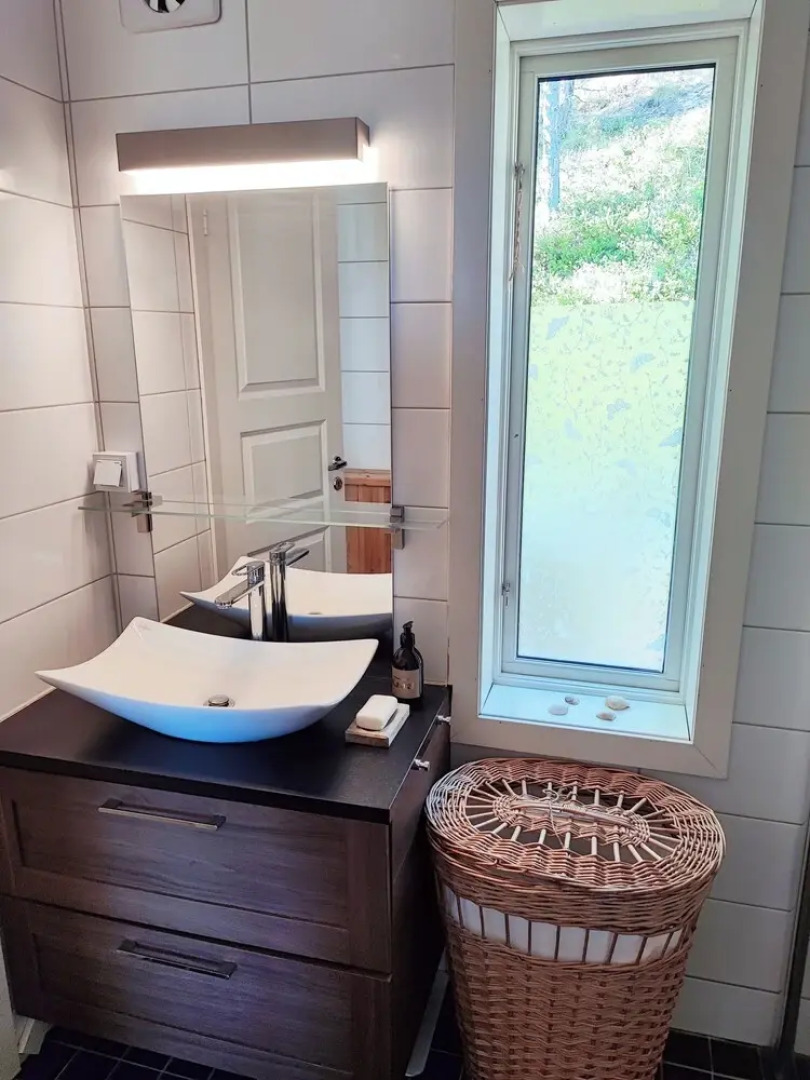 Sea-view Cottage High up in the Trees