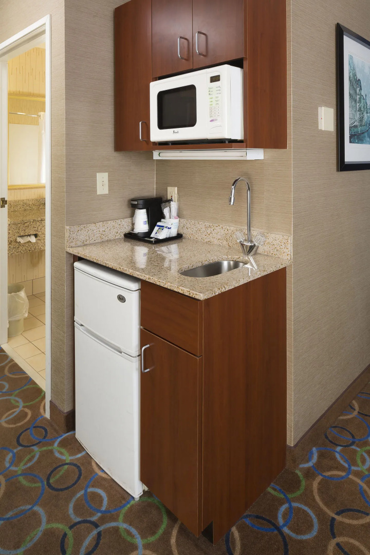 Holiday Inn Express Hotel & Suites Manchester Airport by IHG