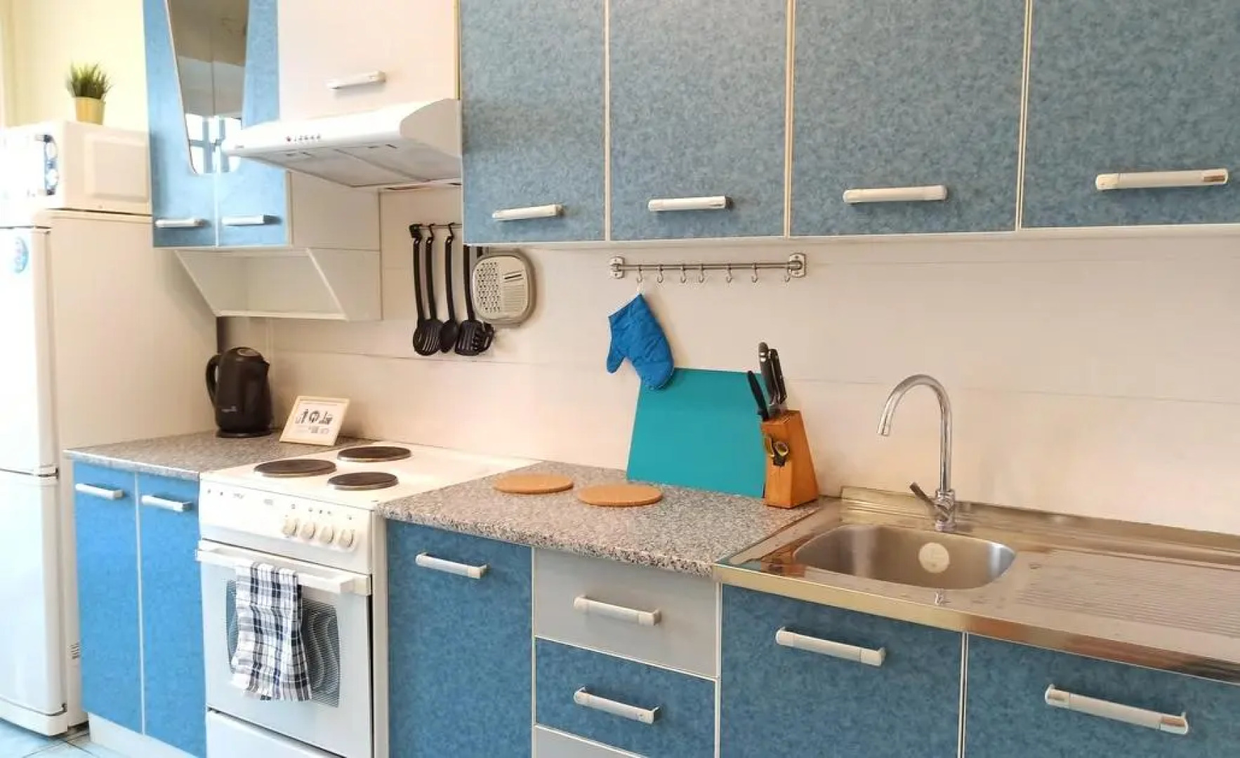 Диван и Чемодан на ул. Семьи Шамшиных, 18