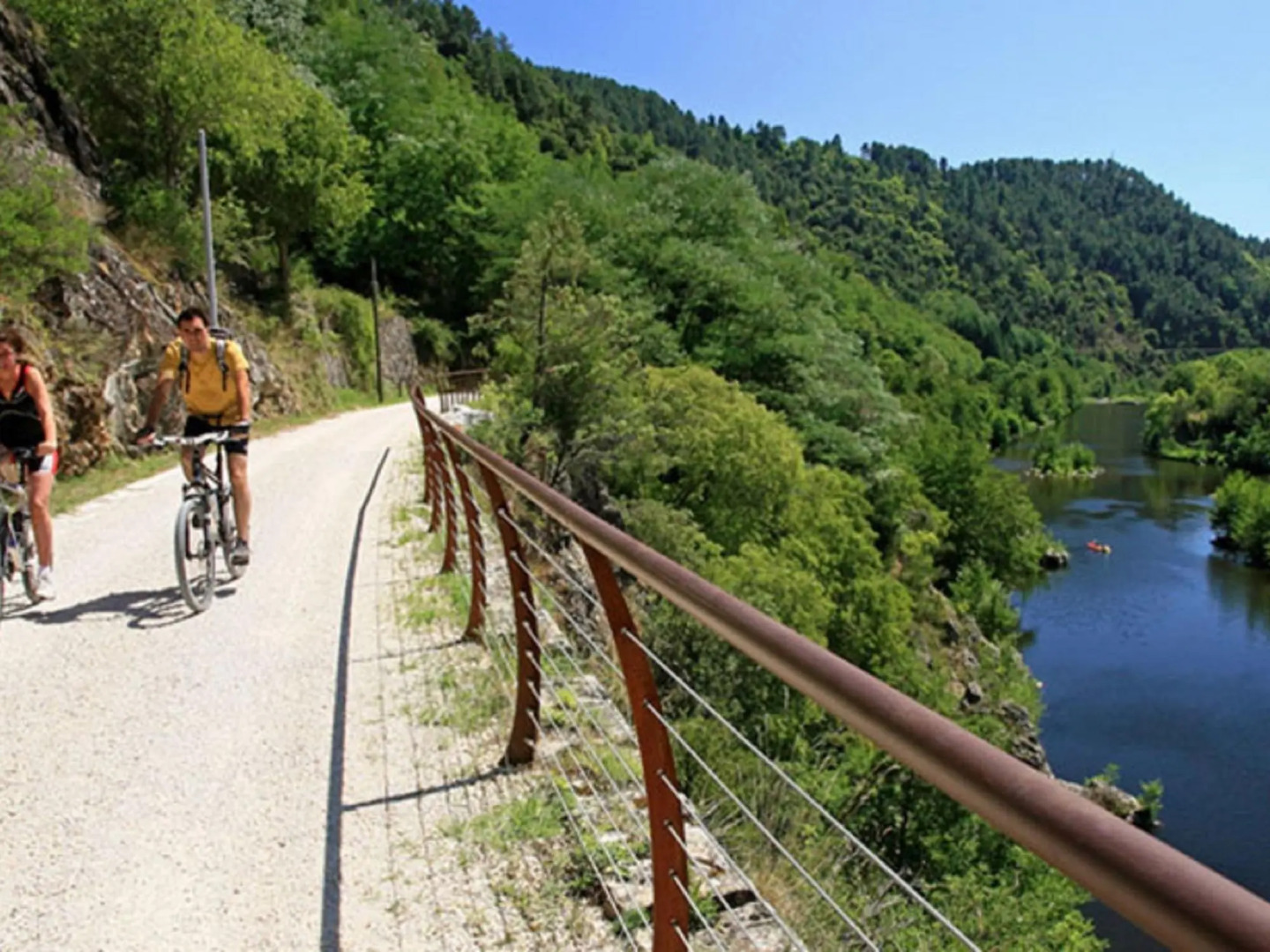 Cozy Holiday Home in La Souche by Le Lignon River