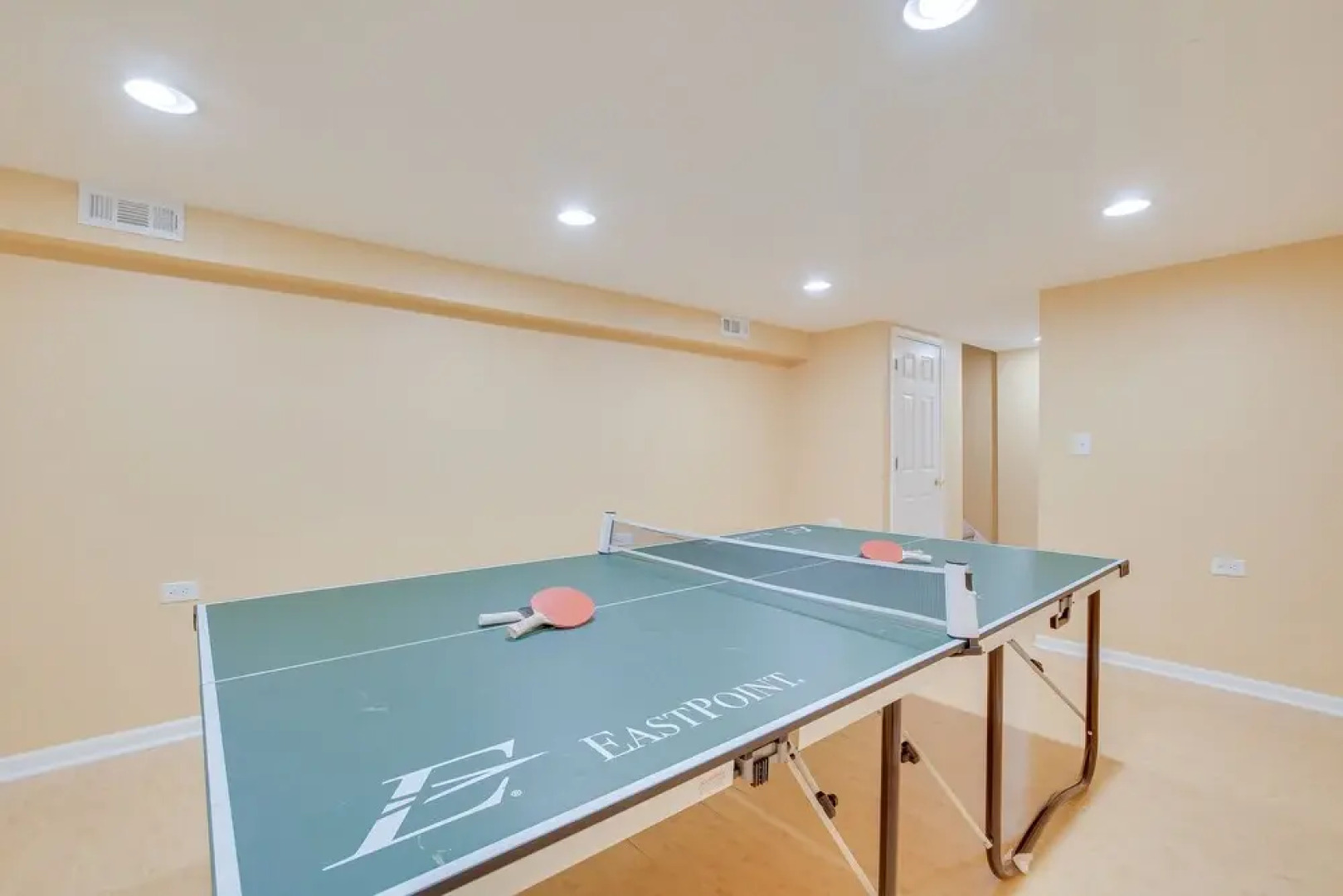 Fenced Backyard: Family Getaway in Des Plaines!