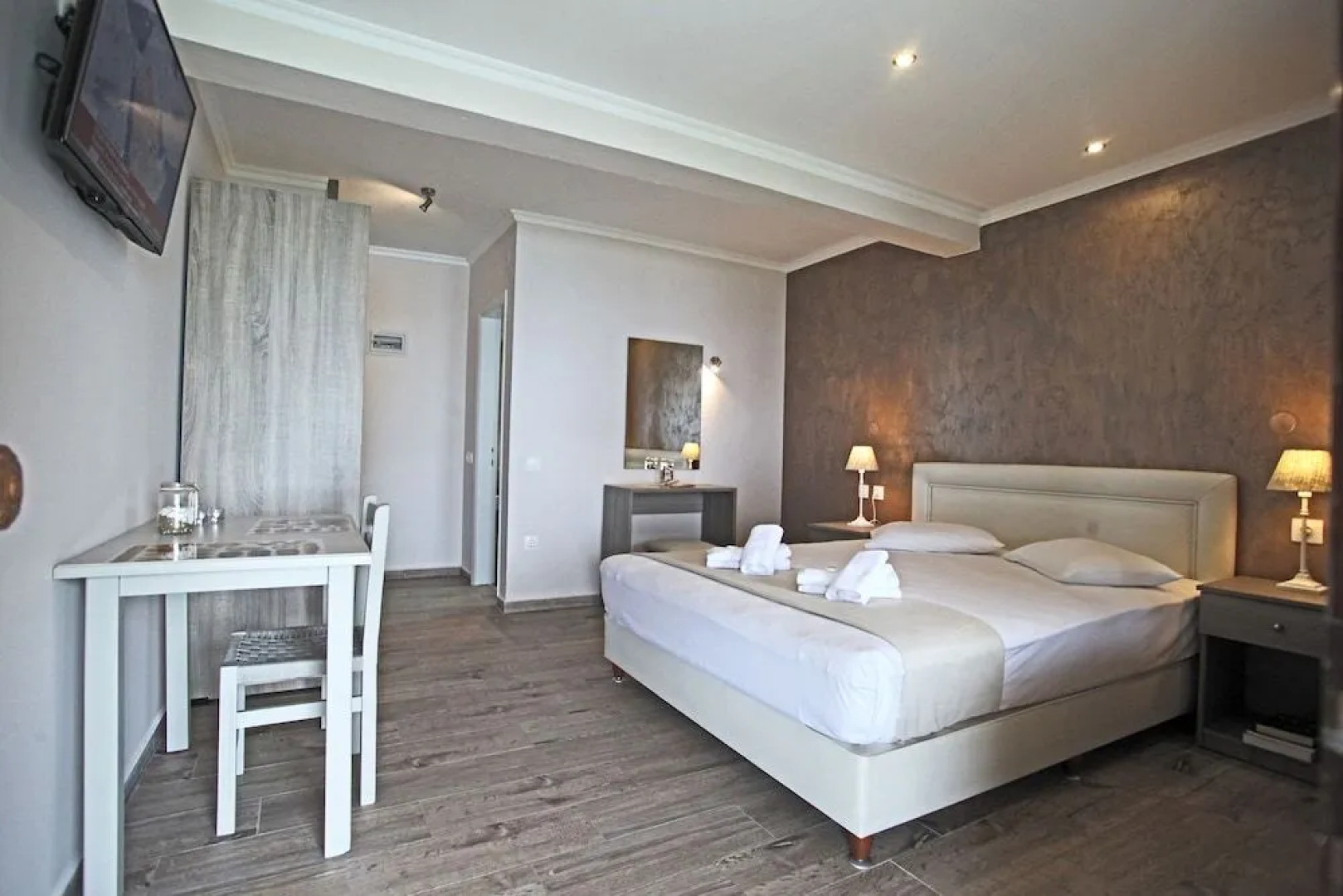 Apollo Apartments & Studios