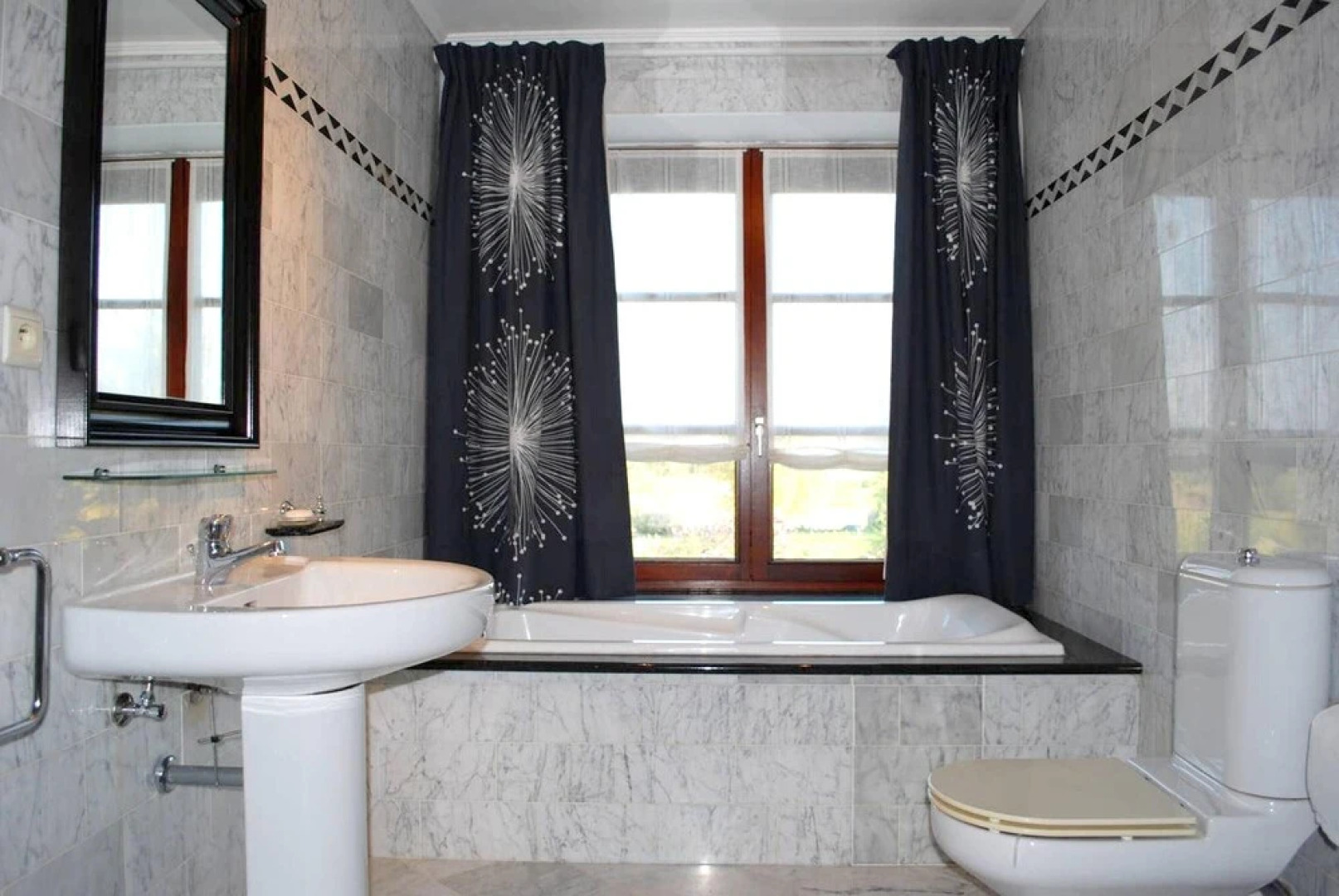 House With 5 Bedrooms in Bertrix, With Enclosed Garden and Wifi