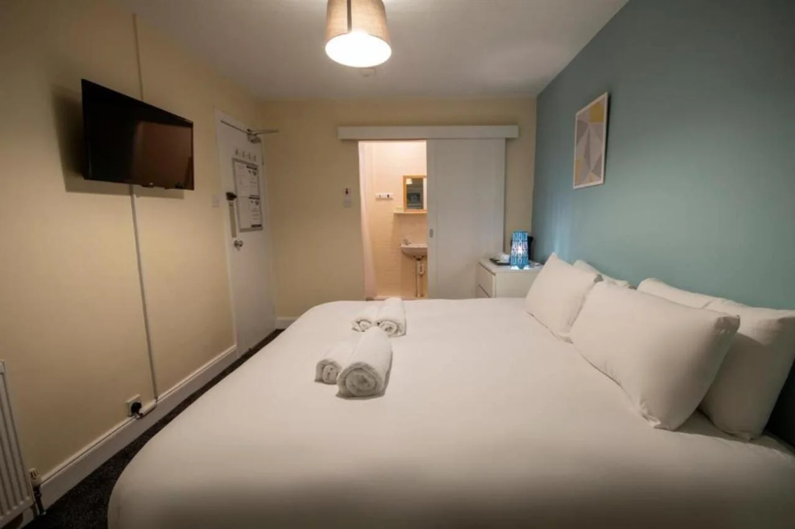 Irvine Riverside Guesthouse by Paymán Club