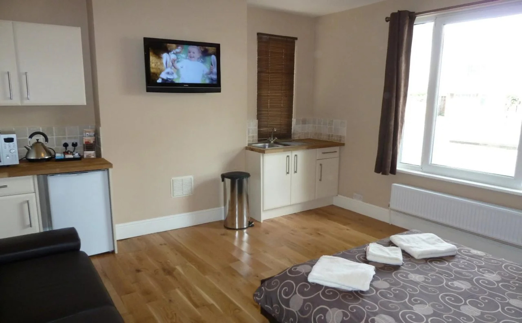 Central Studios Gloucester Road by Rooms Booked - Free Parking