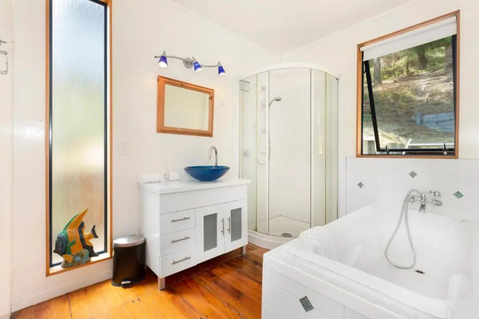 The Big Round Window - Raglan Holiday Home