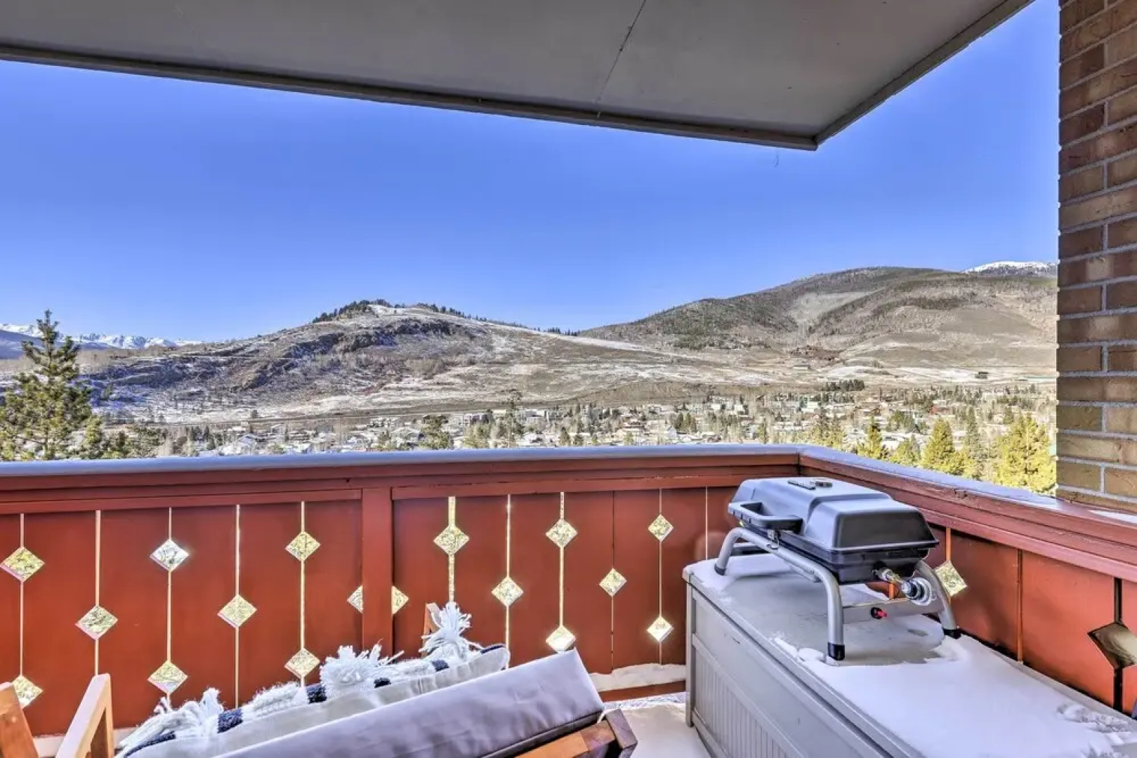 7 Mi to Keystone: Mtn-view Abode w/ Deck!