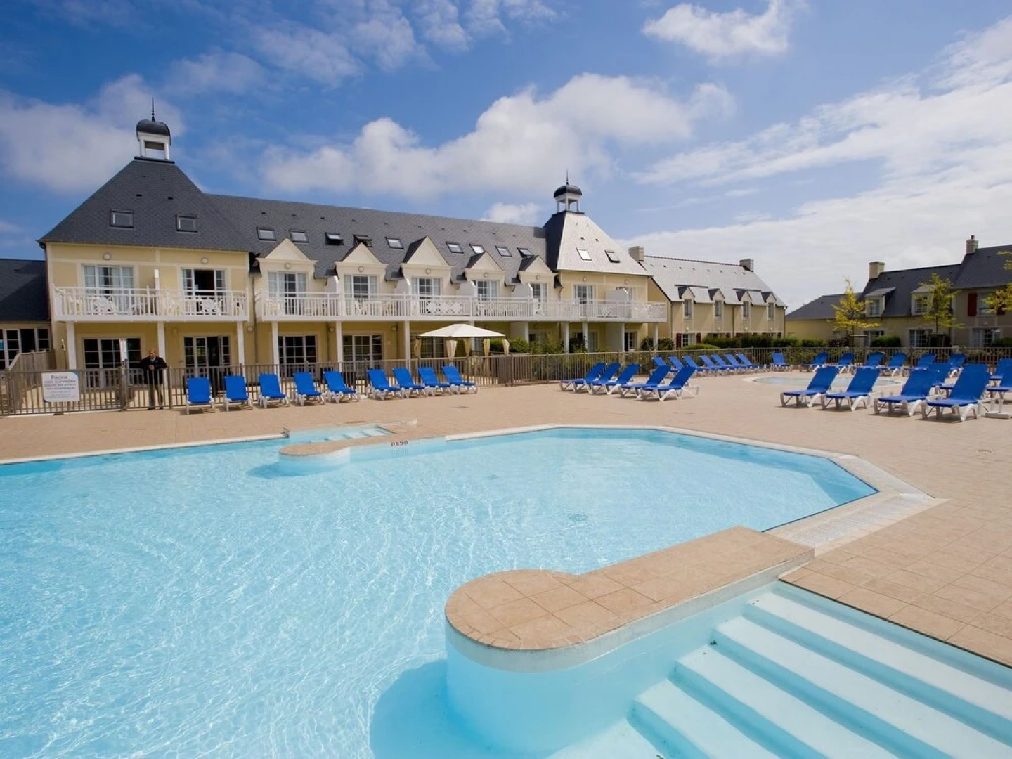Modern Apartment With Buth tub Near the Historic Omaha Beach