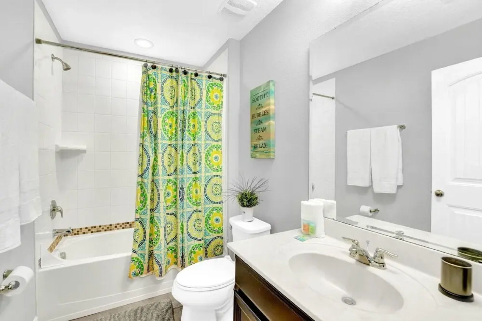 5BR Luxury Family Home - Pool BBQ and Netflix