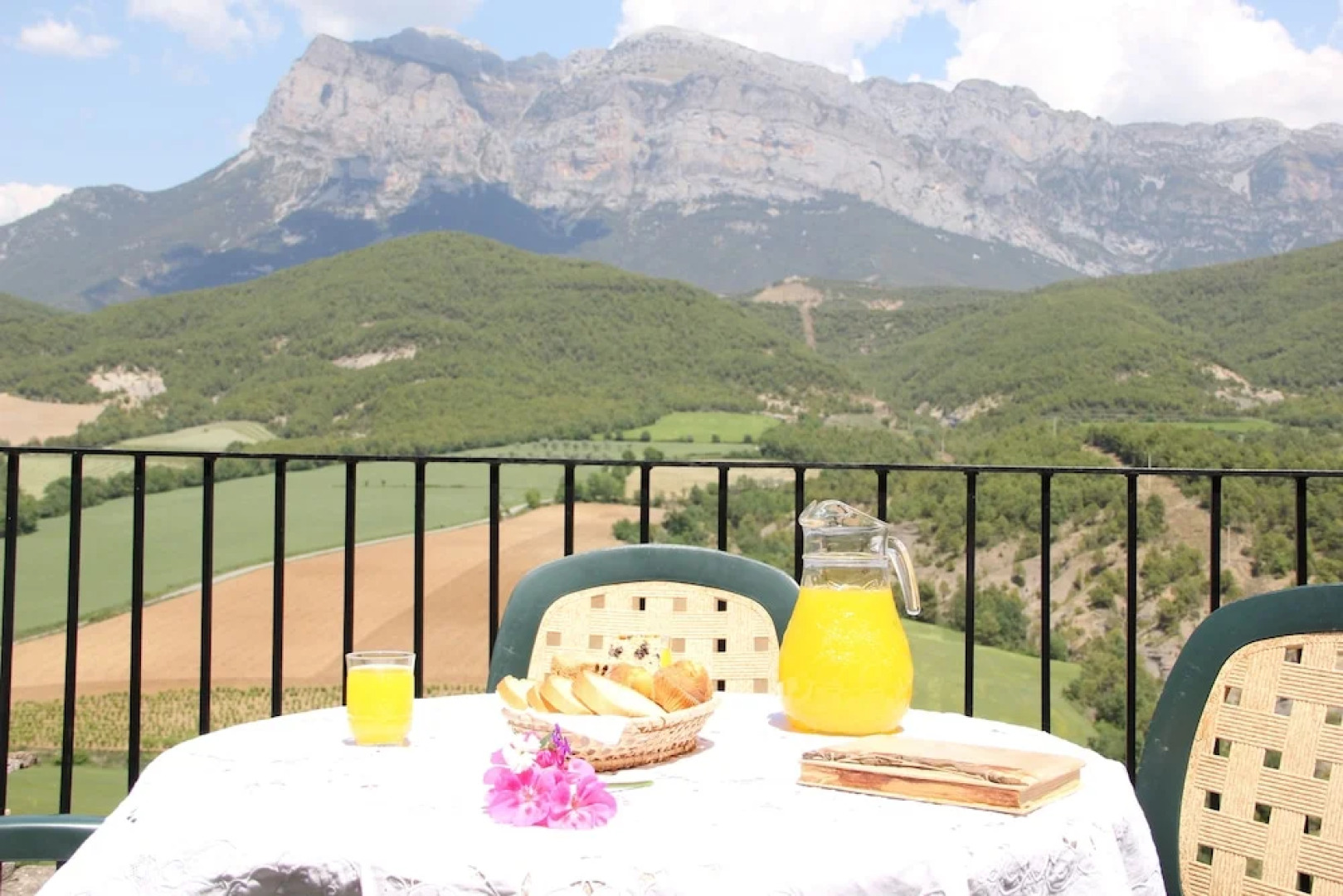 Casa Lacambra De Pueyo