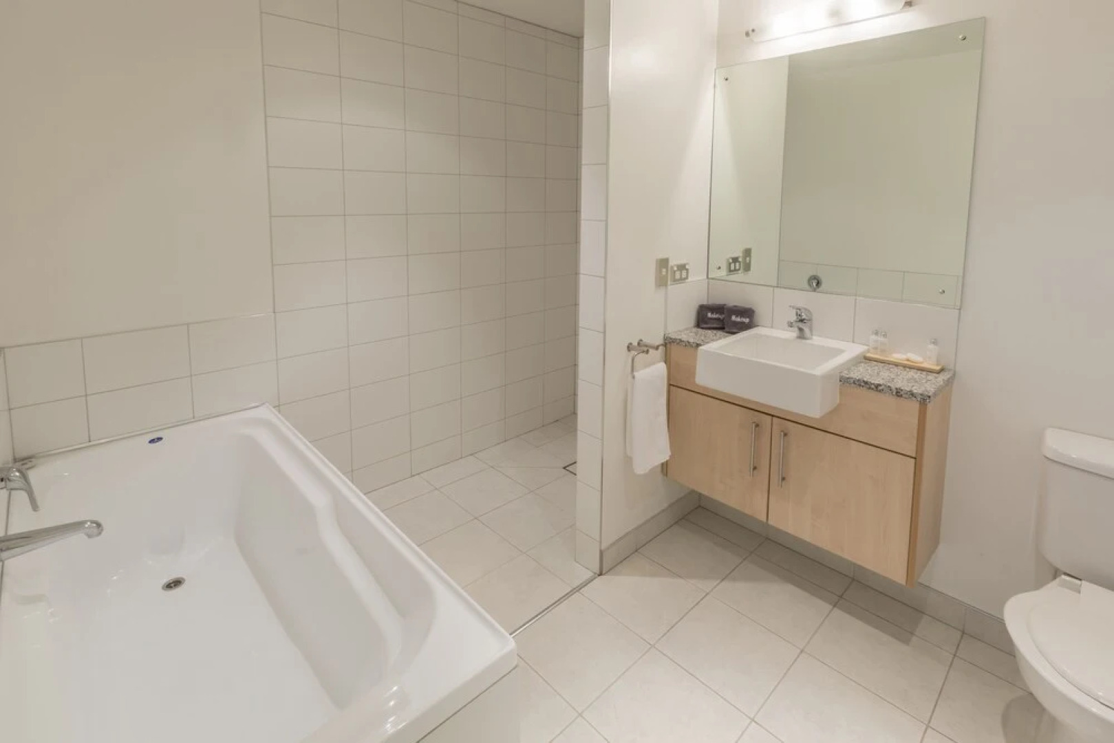 Toodle's Super Six in Wanaka w Mountain Views