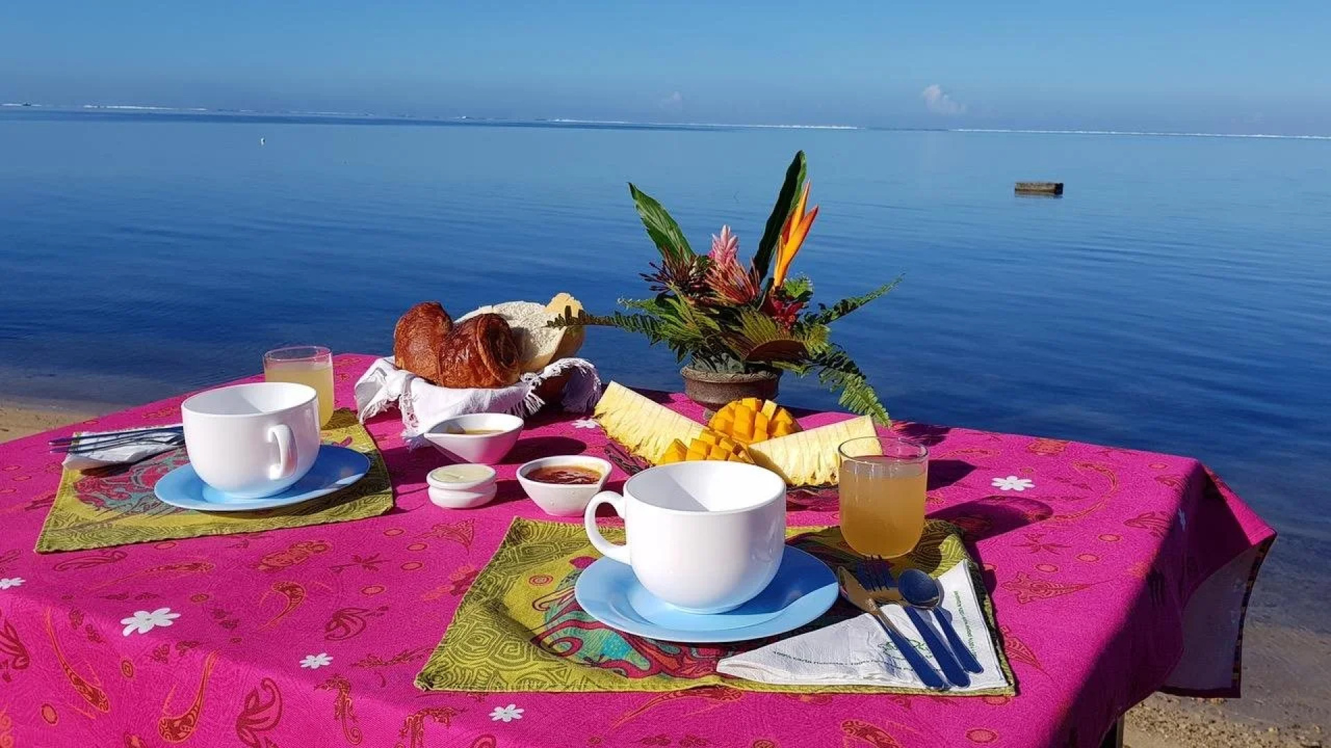 Linareva Moorea Beach Resort