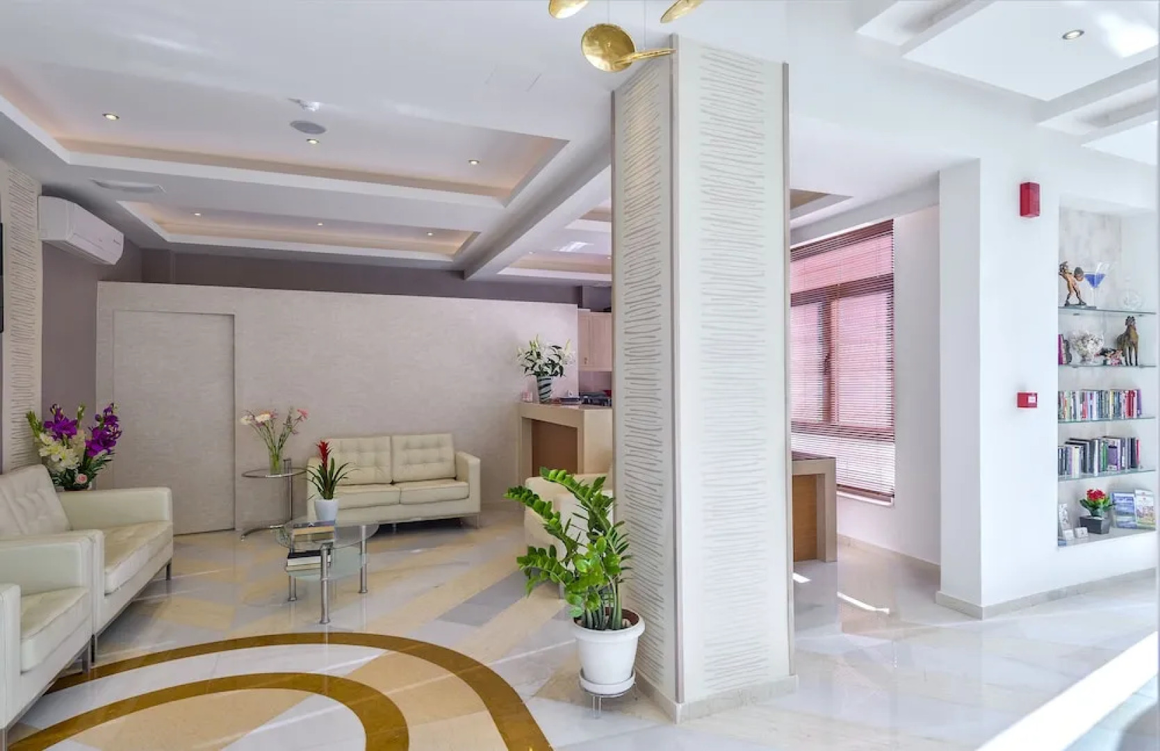 Leonidas Hotel And Apartments