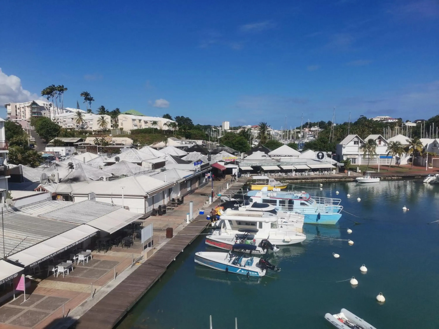 Bel appartement T4 vue mer sur la Marina du Gosier