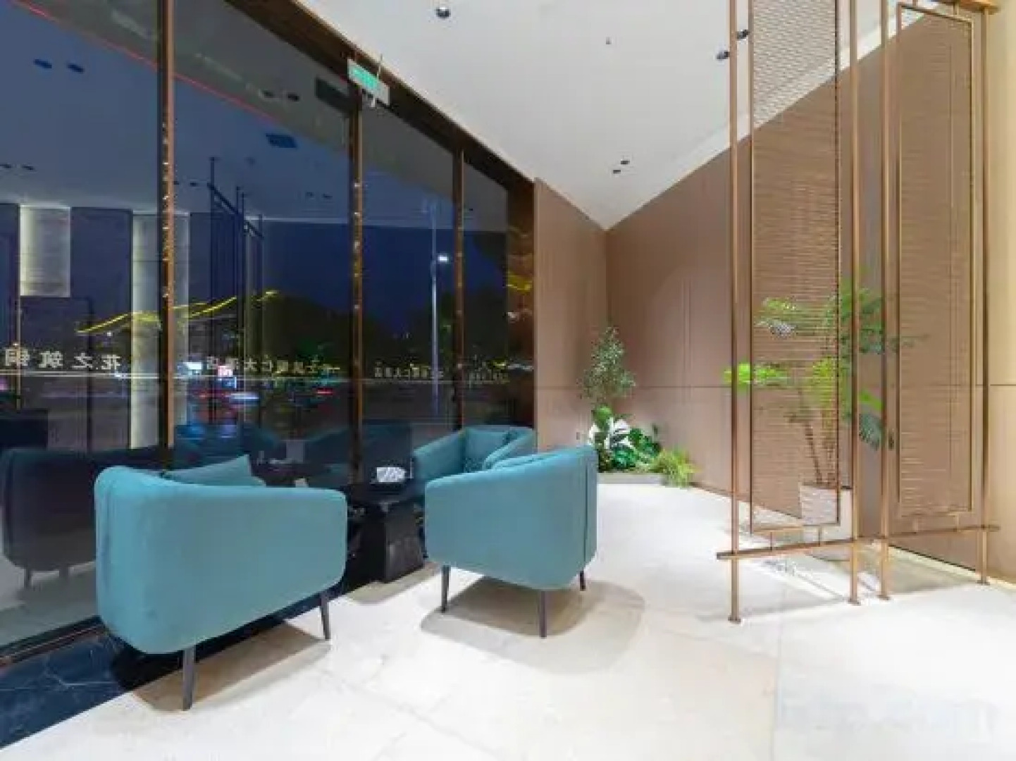 Tongren Grand Hotel (Tongren High-speed Railway Station Ancient City Pedestrian Street Branch)