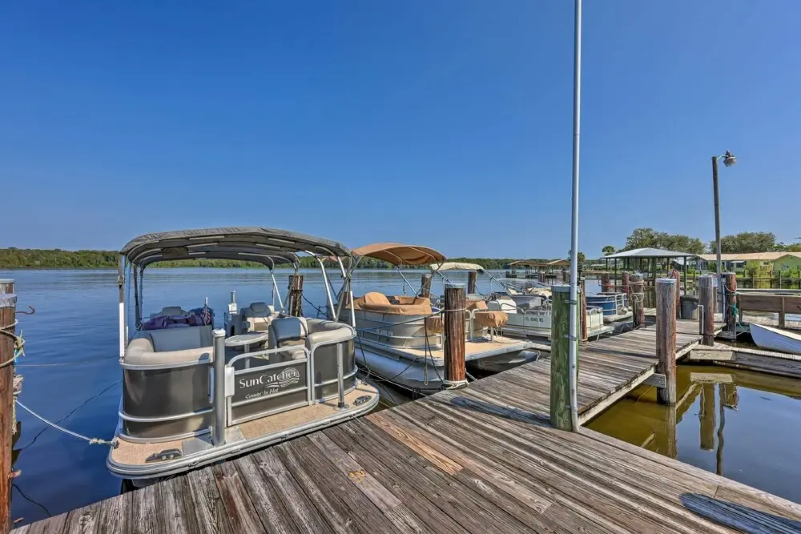 Private Balcony w/ Water Views: Welaka Condo!