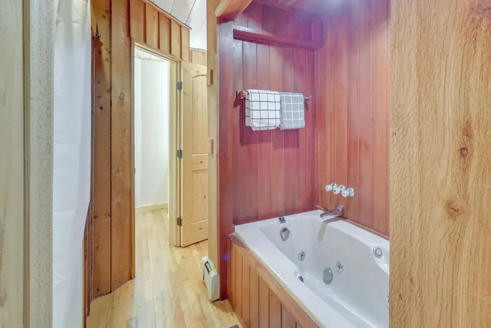 Panoramic Mountain-view Retreat w/ Hot Tub + Deck!