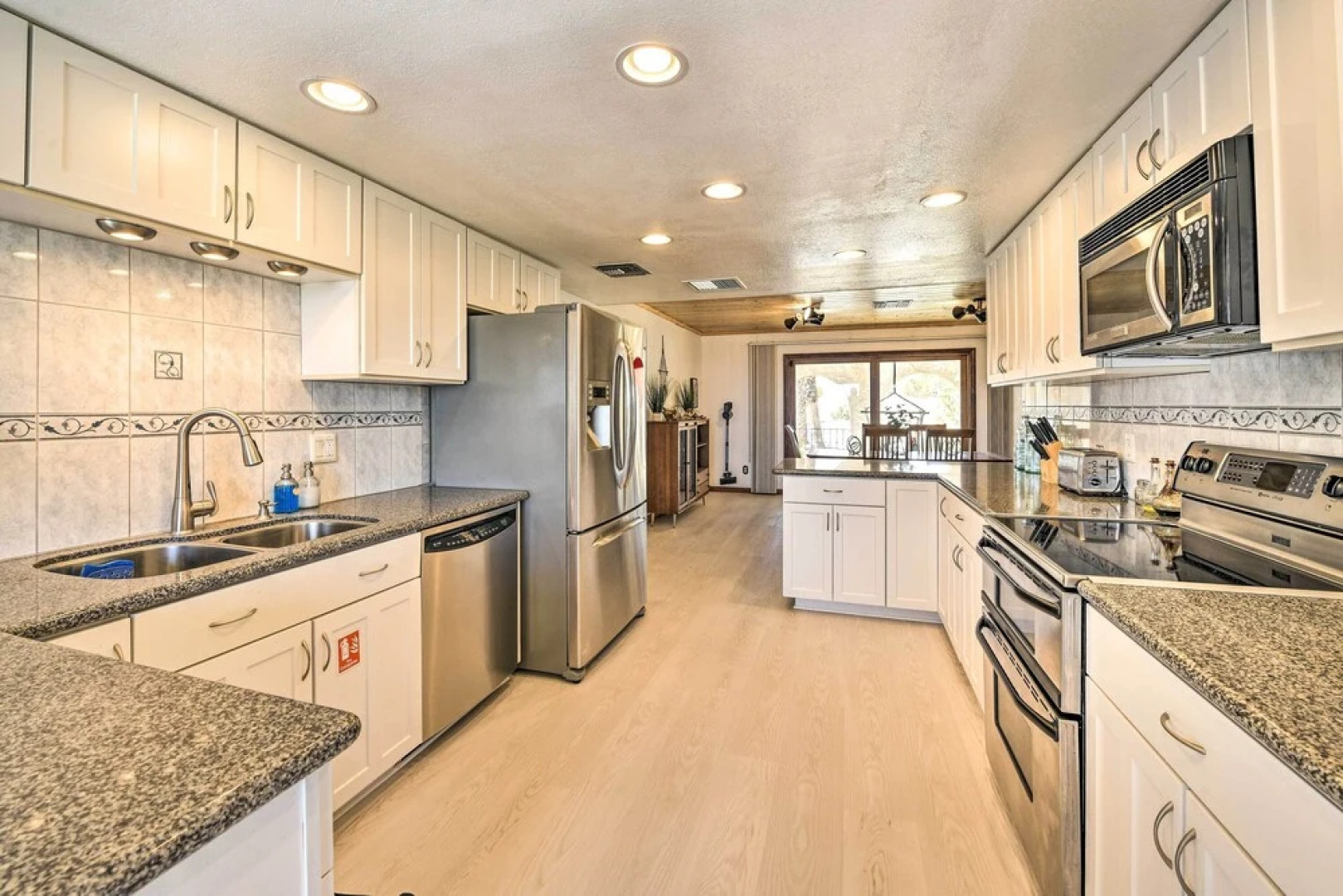 Chic Joshua Tree Pad w/ Mountain Views & Hot Tub