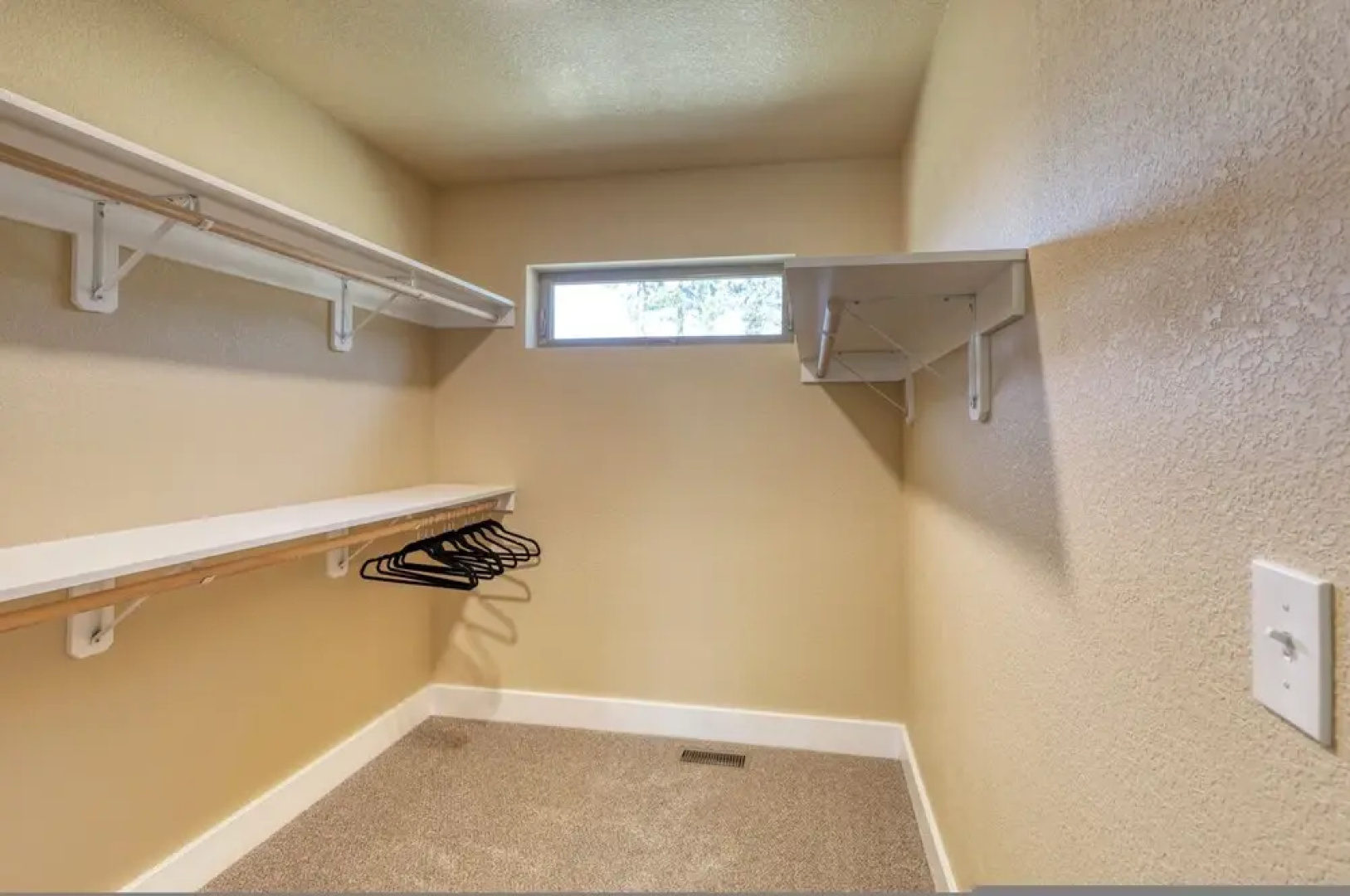 Modern Condo Near BH Attractions-garage Parking