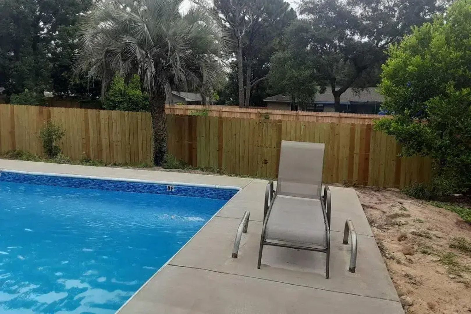 House with private swimming pool 3-6-8 f deep