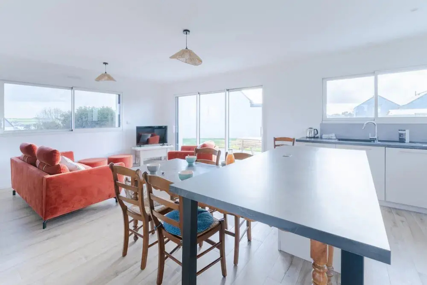 Pretty new House With Small sea View