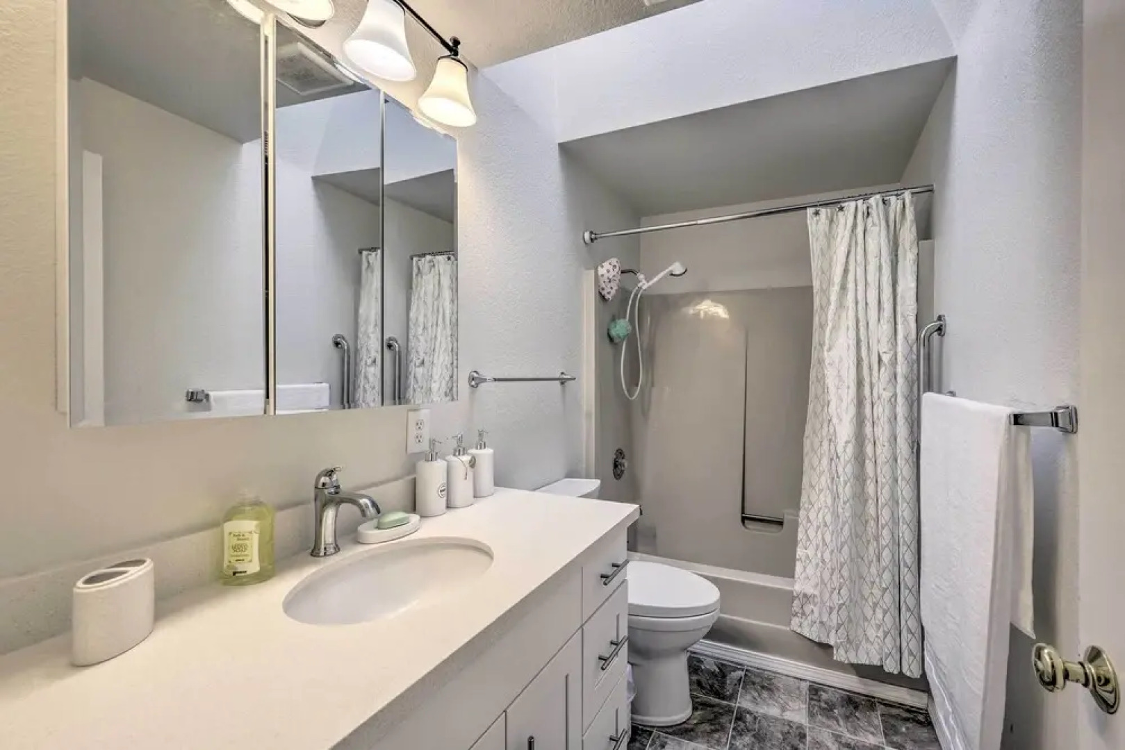 Shoreline Home w/ Deck ~ 14 Mi to Downtown Seattle