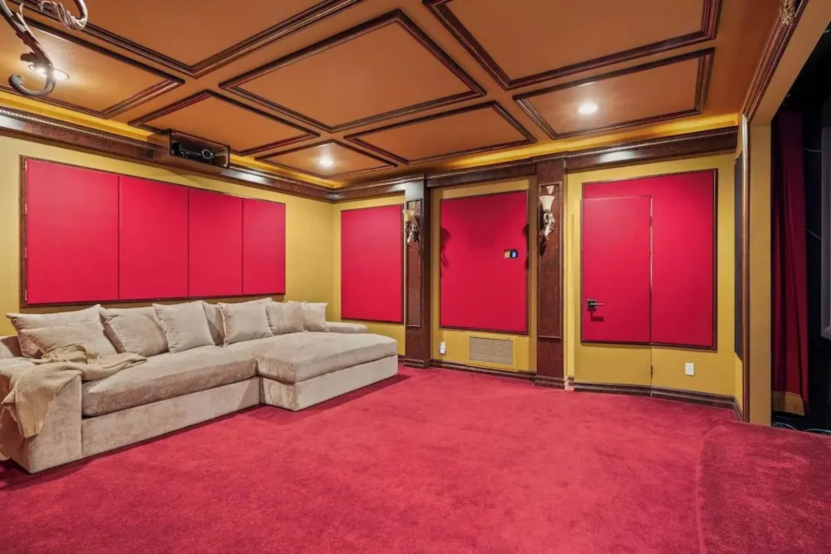 Pool Table, Putting Green: Luxury Oasis in Mesa