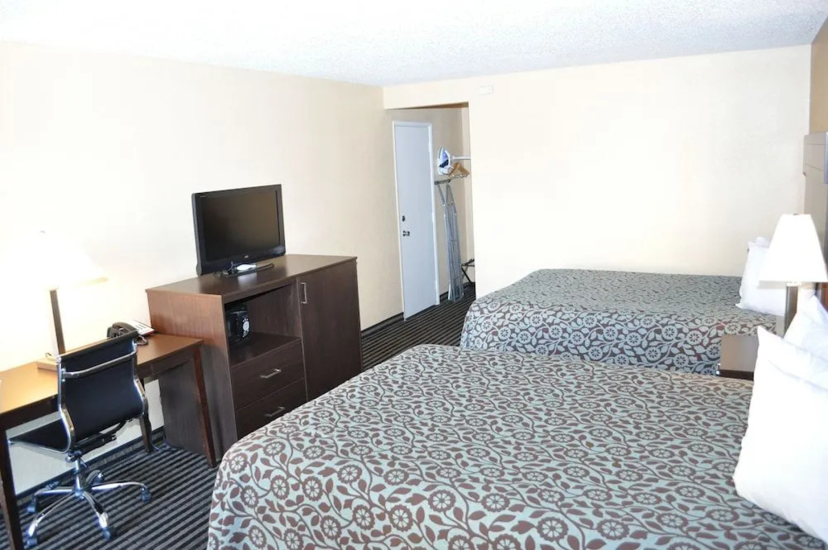Evergreen Hotel & Suites