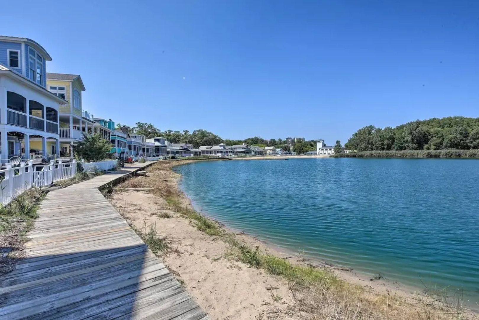 Bright & Airy Home: Chef's Kitchen & Pro Decor!