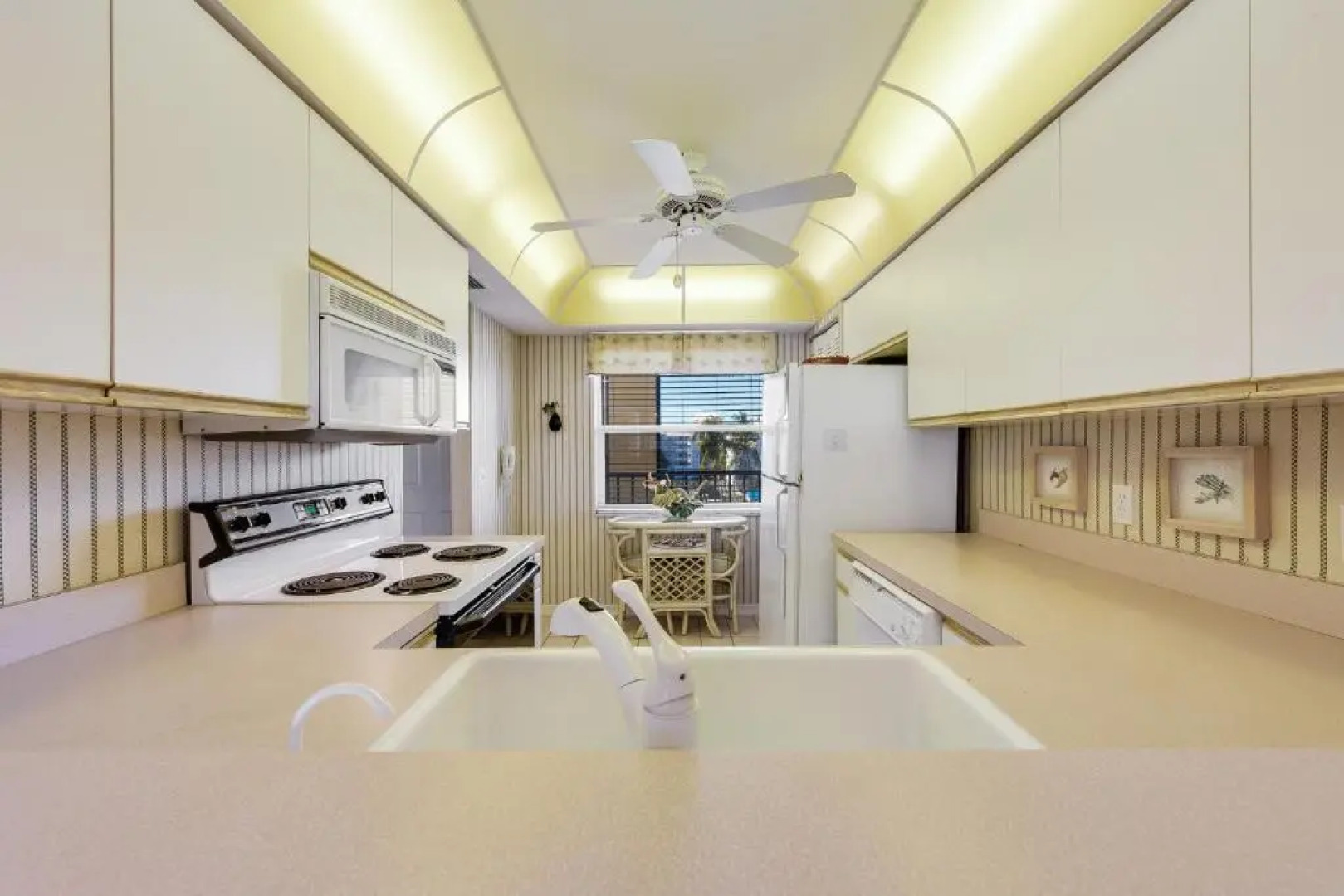 Hibiscus Pointe 733, 2 Bedrooms, WiFI, Heated Pool Access, Sleeps 6