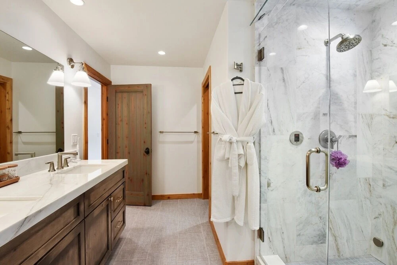 Old County Estate - Hot Tub 5 Bedroom Home by Redawning