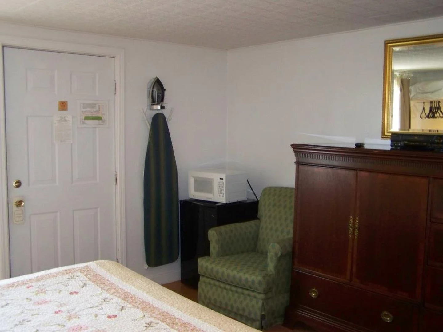 Golden Knight Inn and Suites