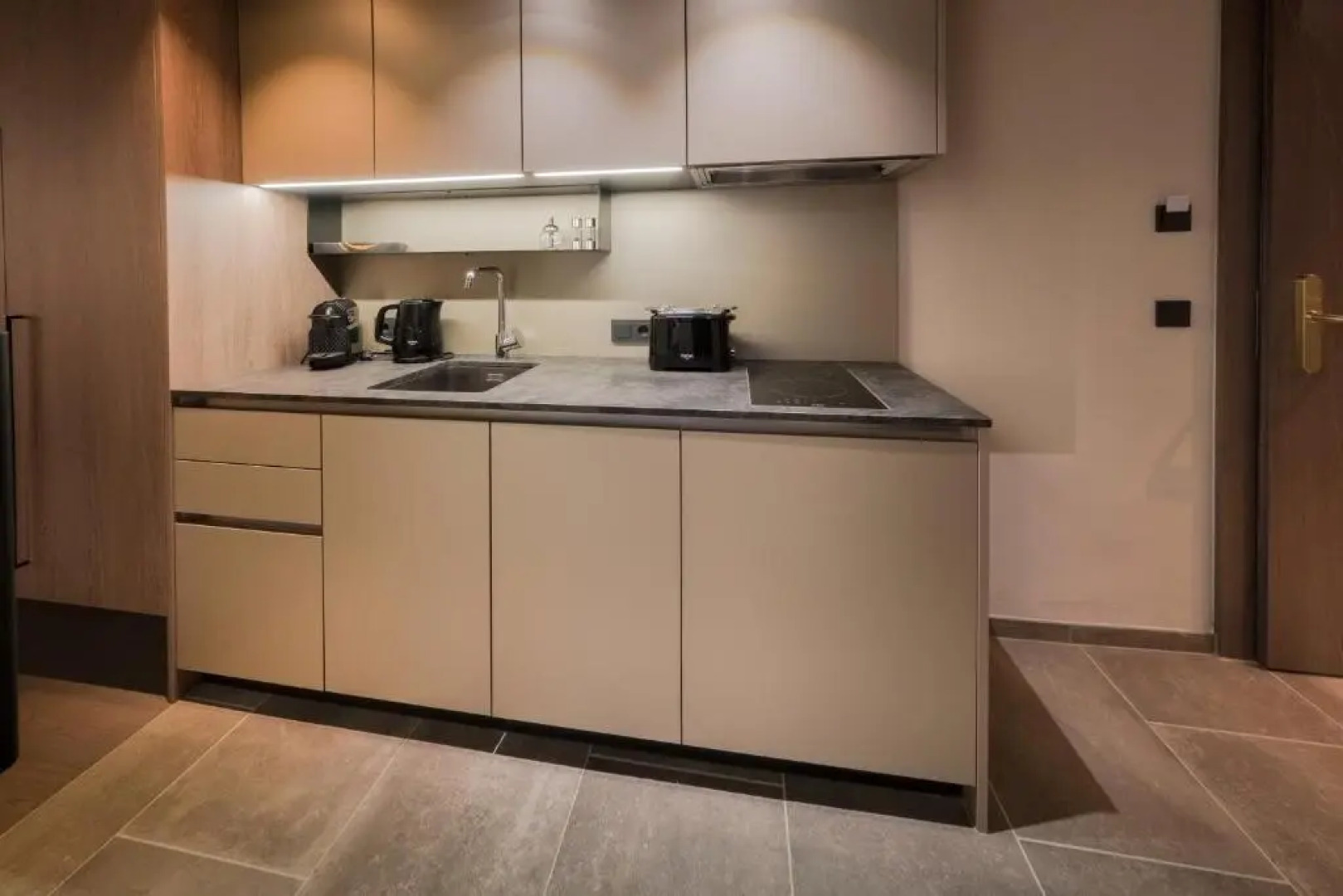 Hotel Vier - Studios & Restaurant