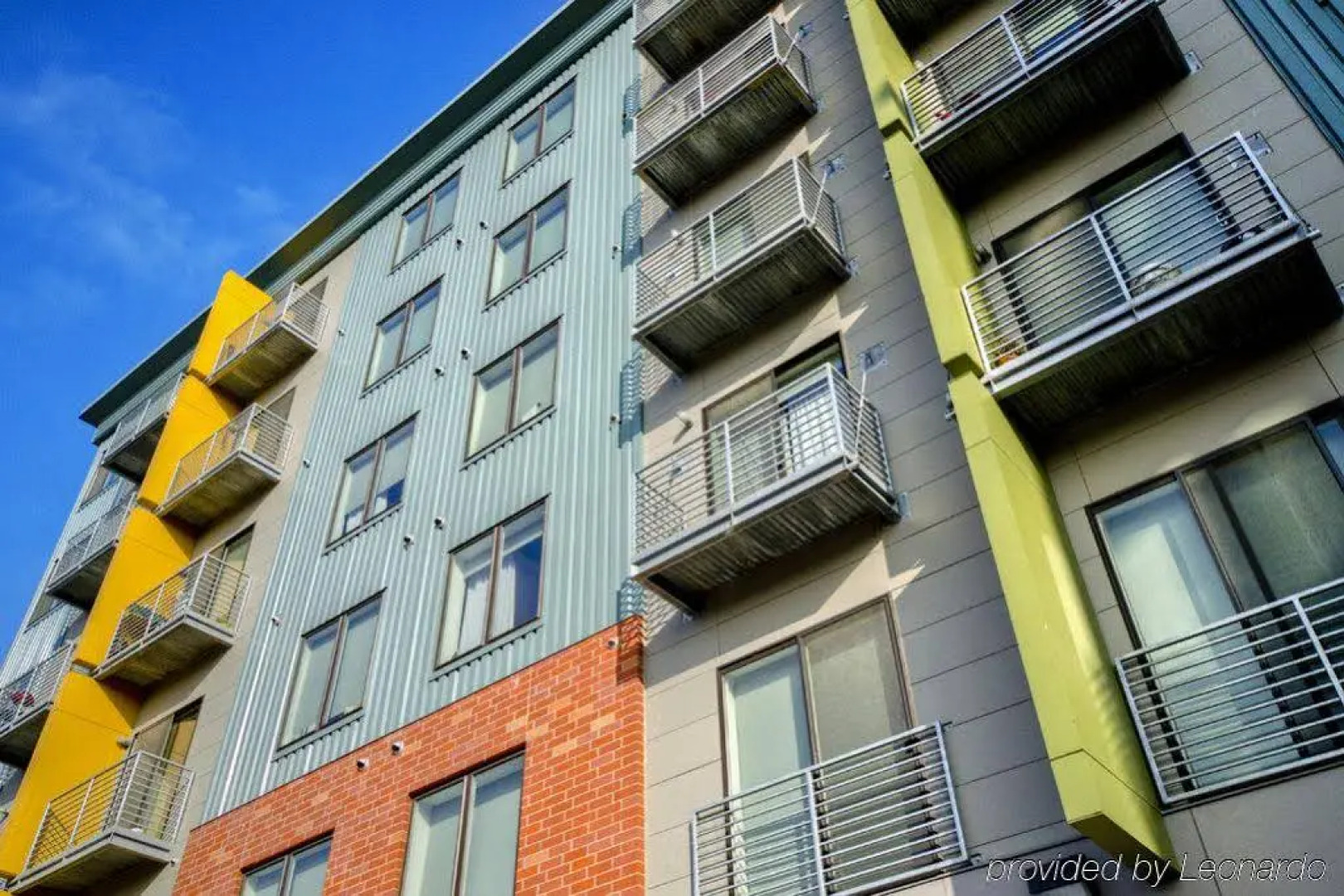 e300 by ExecuStay (EXEC-MW.E216)