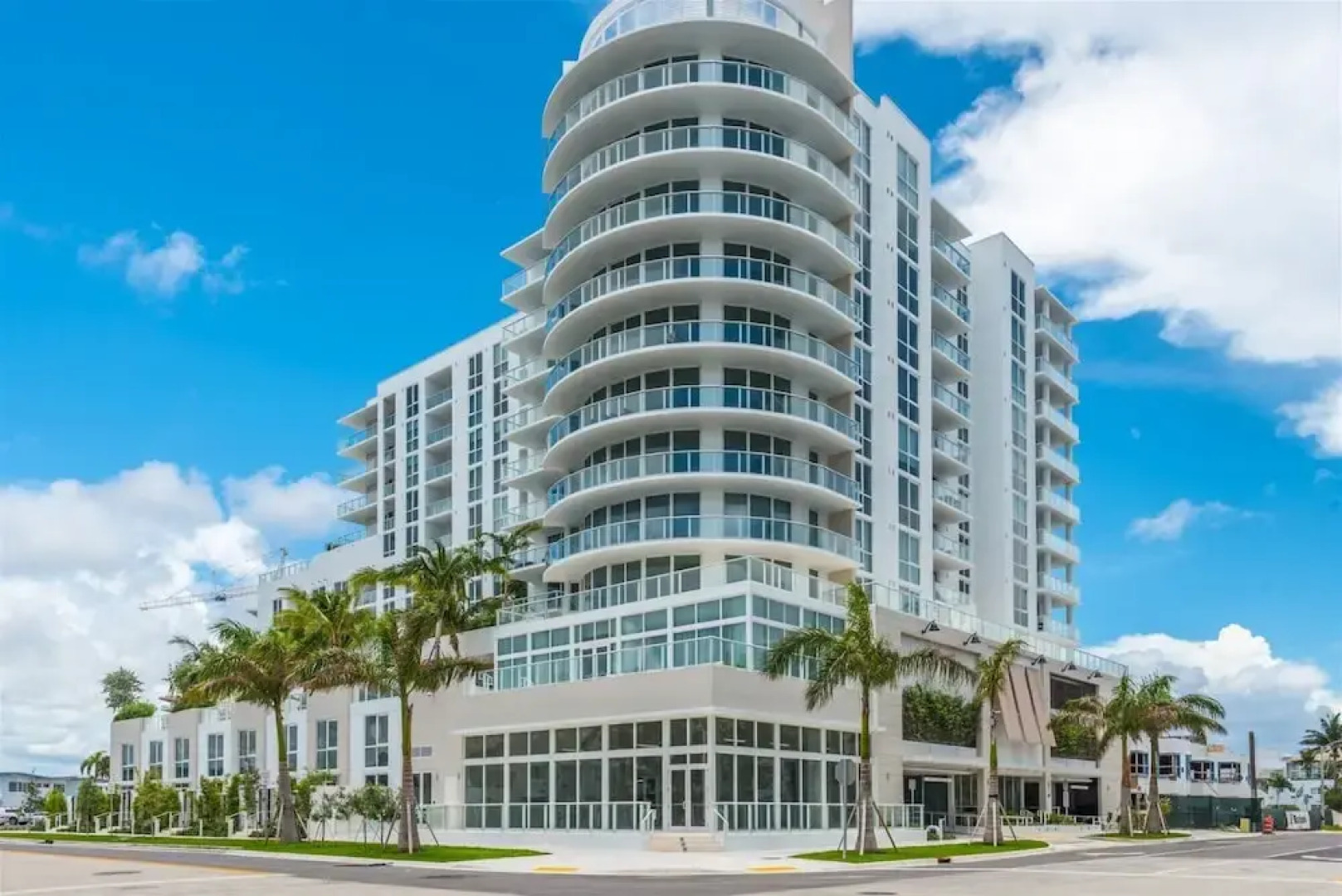 Top Fort Lauderdale Condo 7th Floor - Private and Sanitized, Hotel Amenities, Free Parking for Stays Over 27 Days, 400 ft From the Beach. Hosted by Super Host!