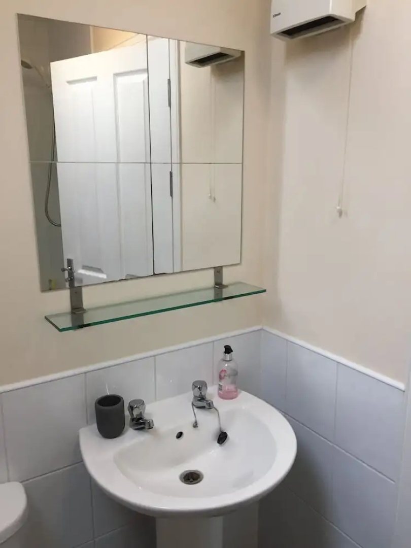 6 Varis Apartments