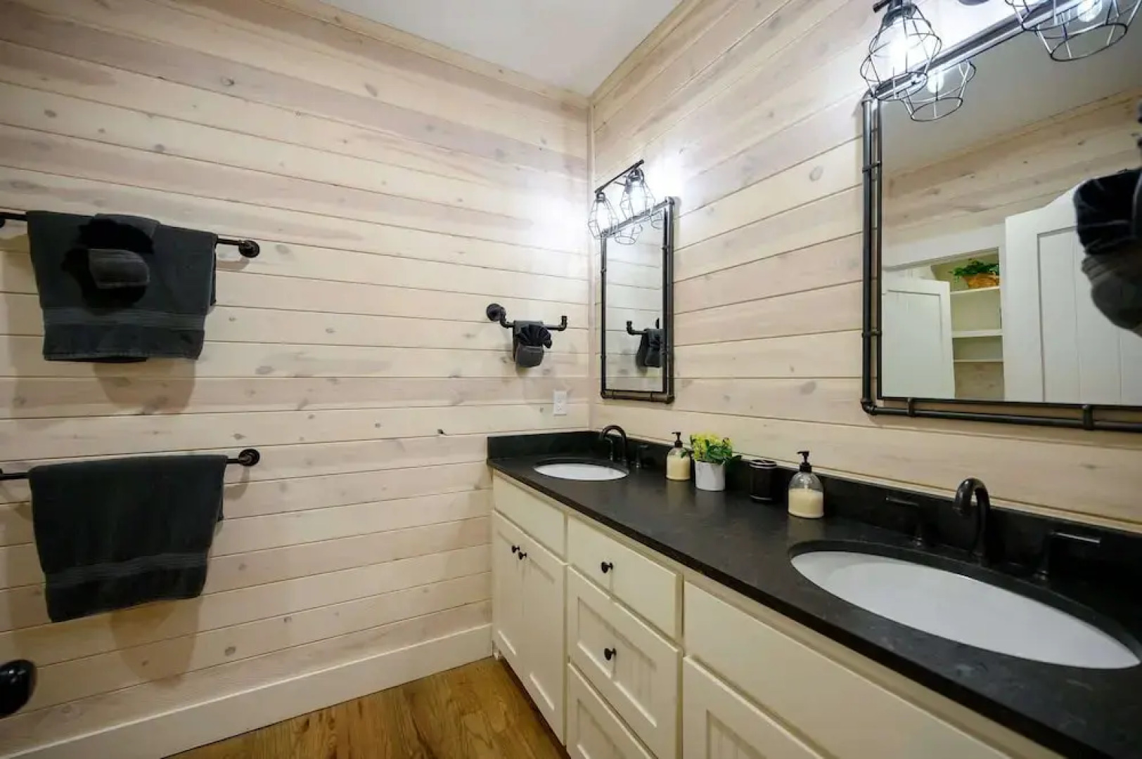 Stardust Hollow Cabin for 14