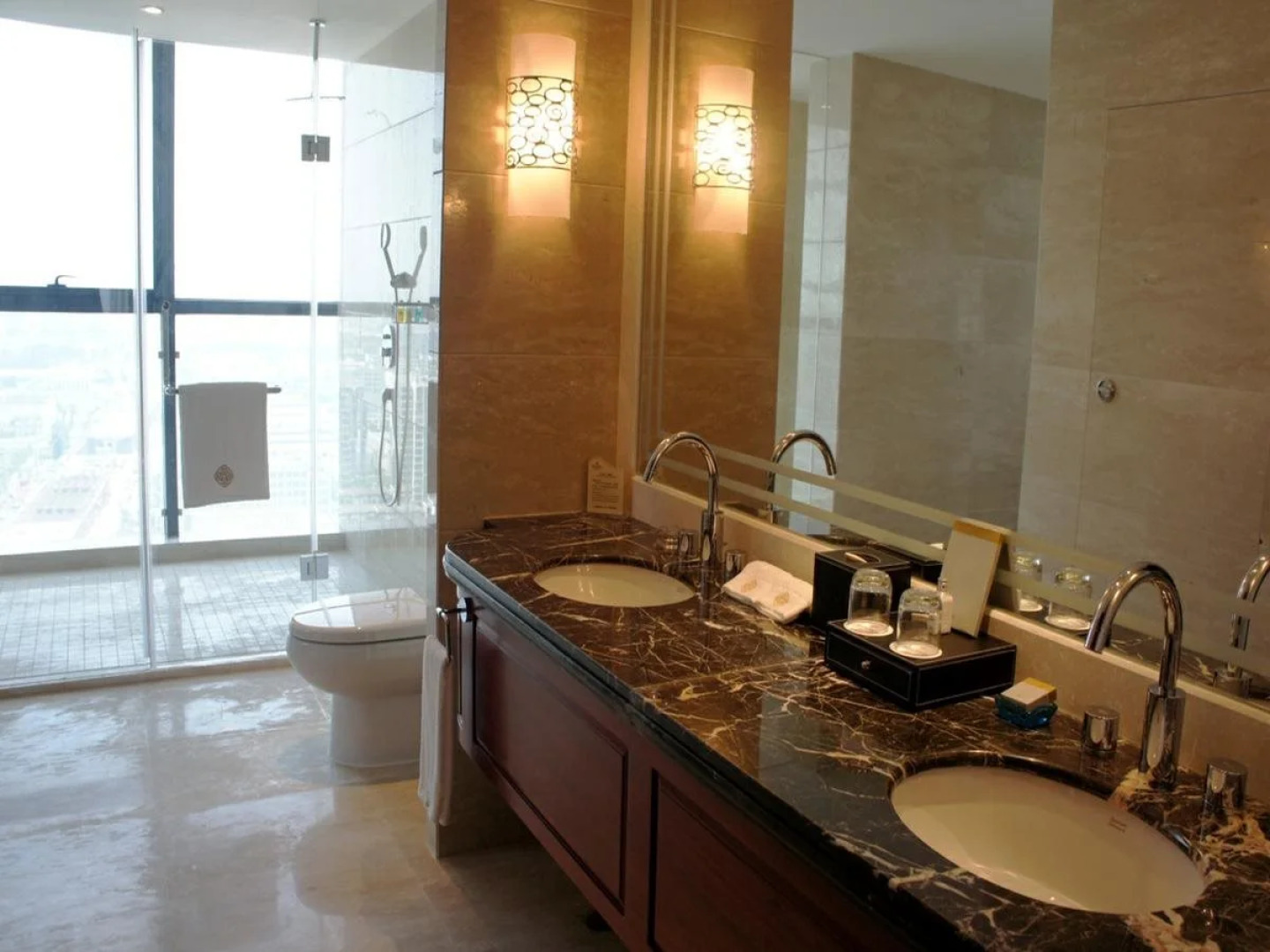 Longqi Jianguo Hotel