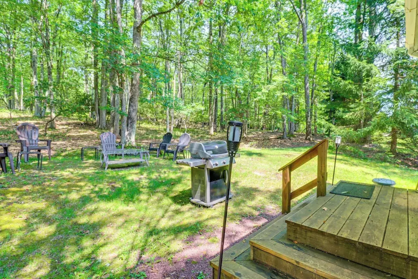 Walk to Restaurants: Lake Harmony Townhome!