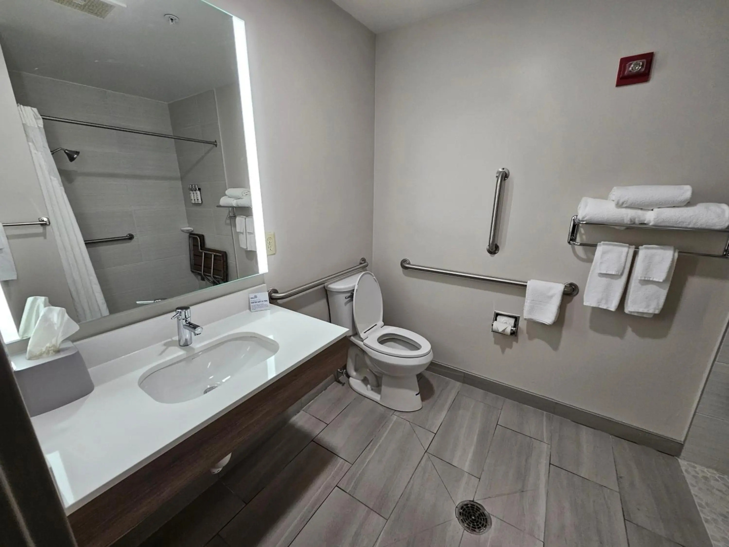 Holiday Inn Express Hotel & Suites Cincinnati-Blue Ash by IHG