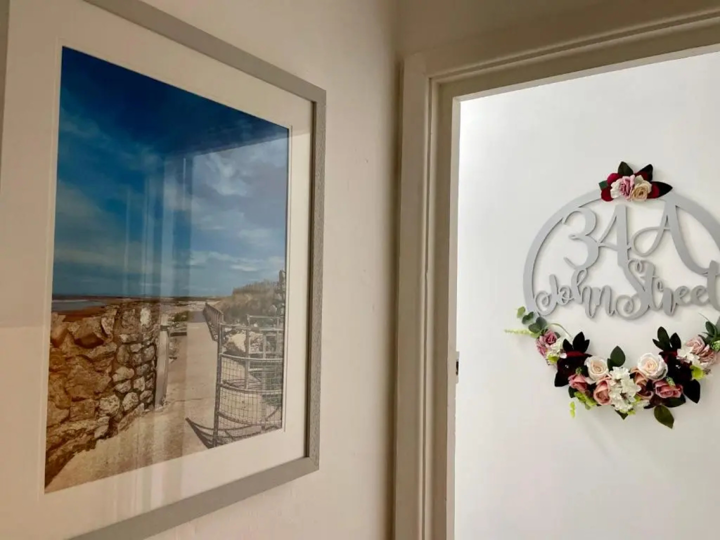 Town Centre Entire Property, Very Close to Sea & Restaurants, 2 King Size Beds