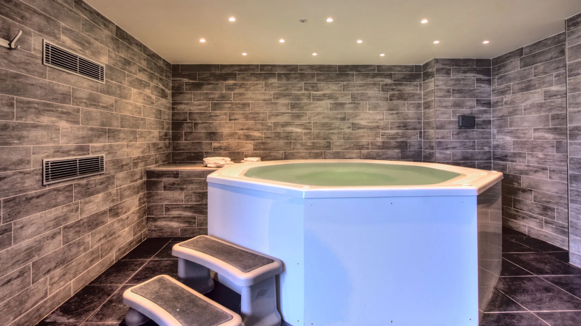 Hotel & Aparthotel Casteau Resort Mons