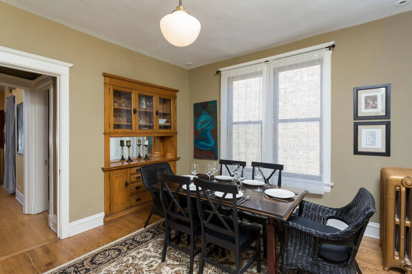 Chicago Guest House on Newport Avenue