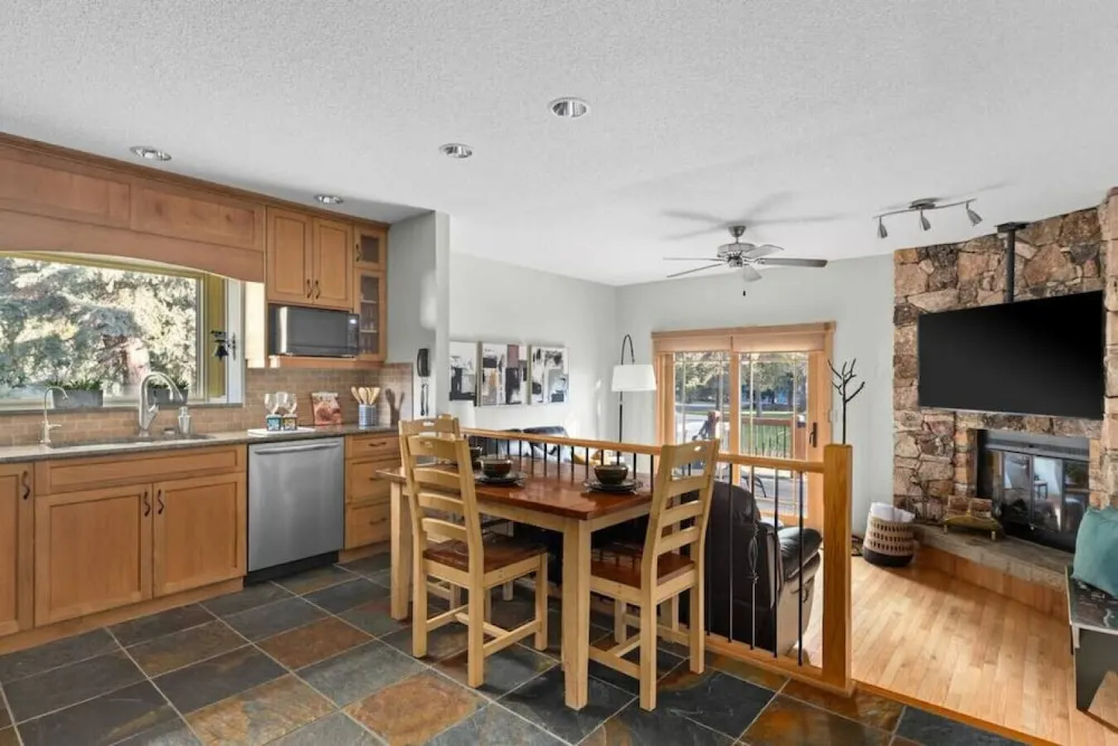 SPACIOUS 3,000 sq2 Luxury Home | PRIVATE Pool & Hot Tub | STEPS to Kinsmen Beach