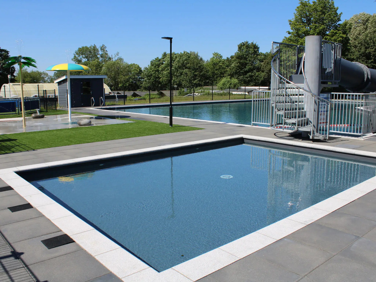 Wellness chalet with a sauna, in a holiday park directly on a recreational lake