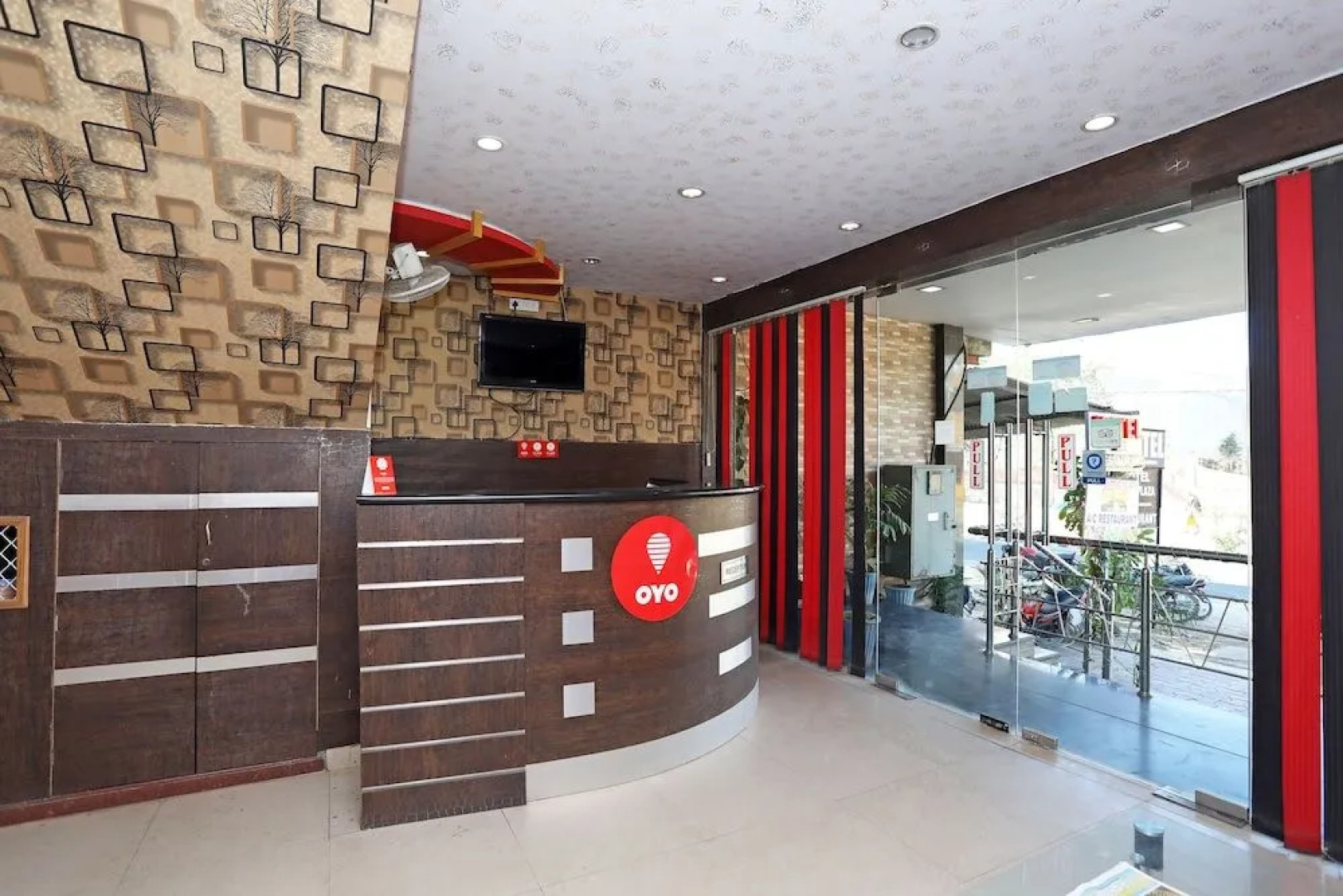 OYO 10413 Hotel Royal Plaza