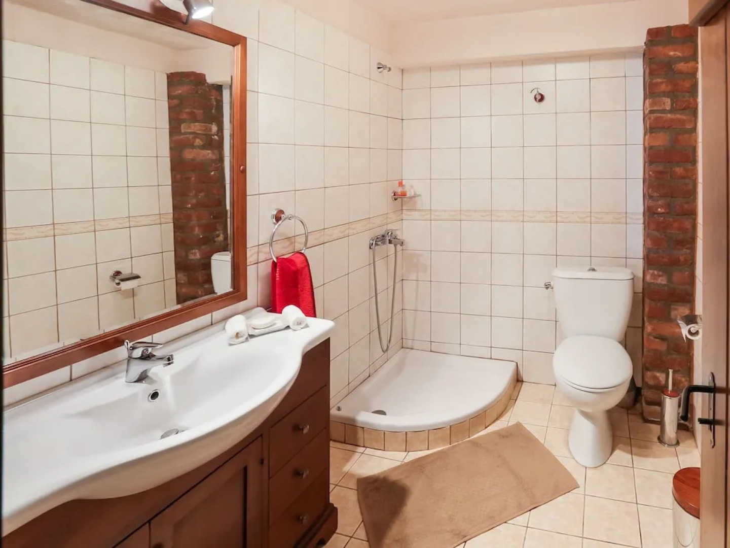 Lavish Holiday Home in Pella with Jacuzzi