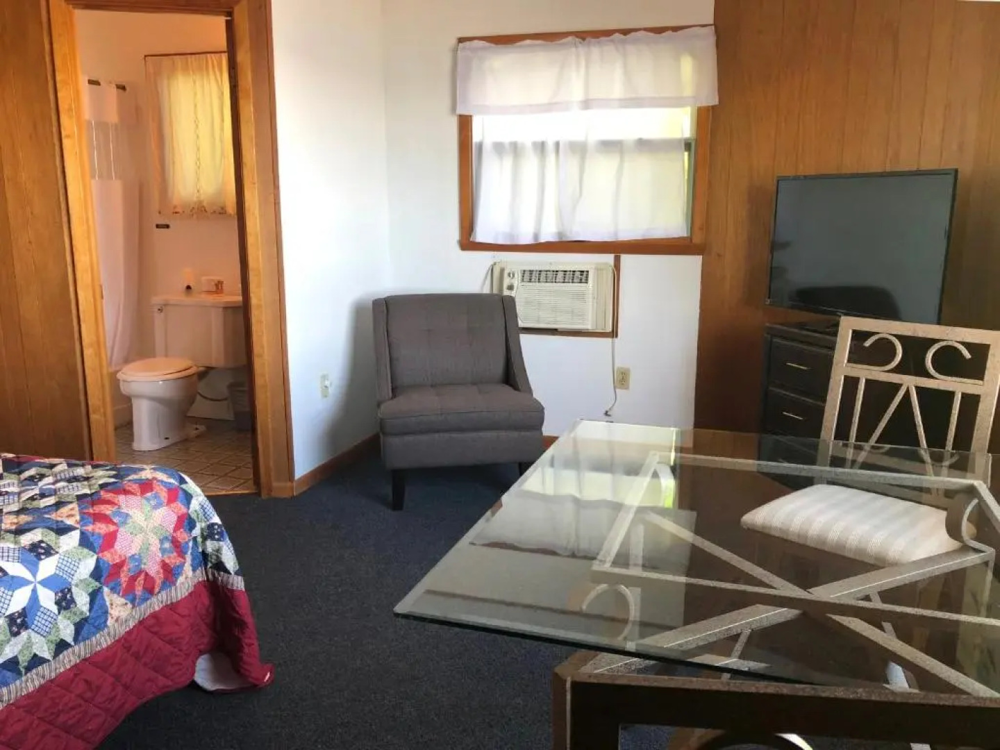 Showboat Motel Restaurant & Bar